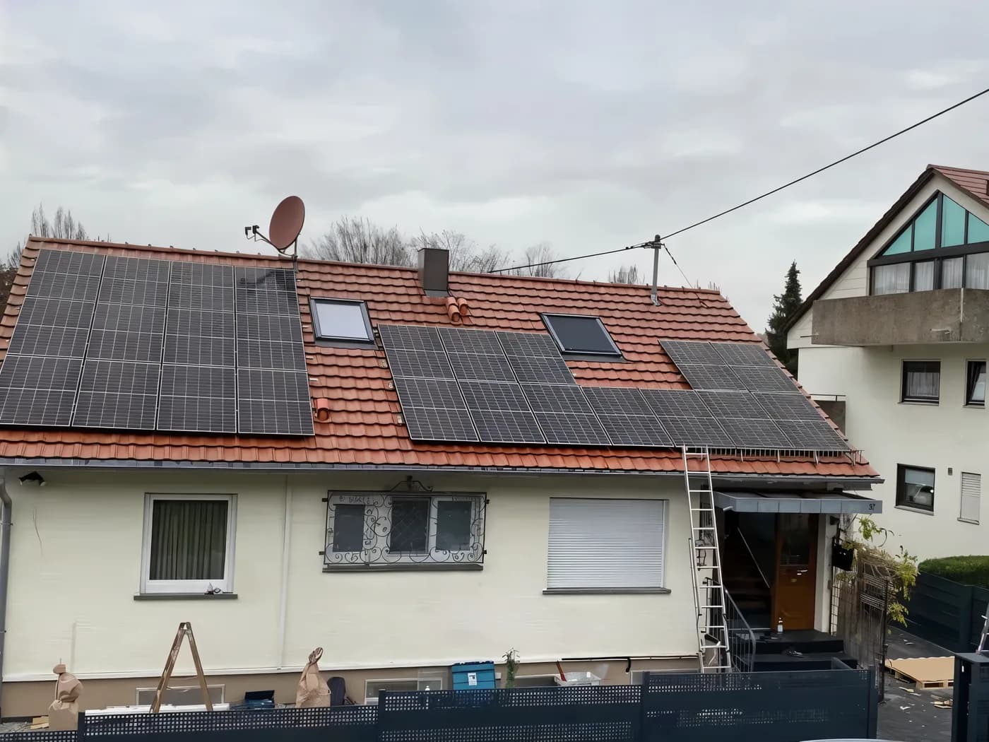 Einfamilienhaus mit neu installierter Photovoltaikanlage — Projekt von Elektro König