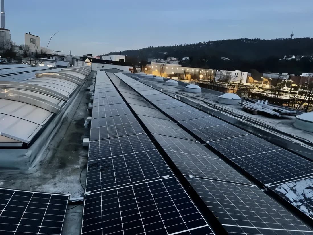 Großflächige Photovoltaikanlage auf einem Industriedach — Projekt von Elektro König